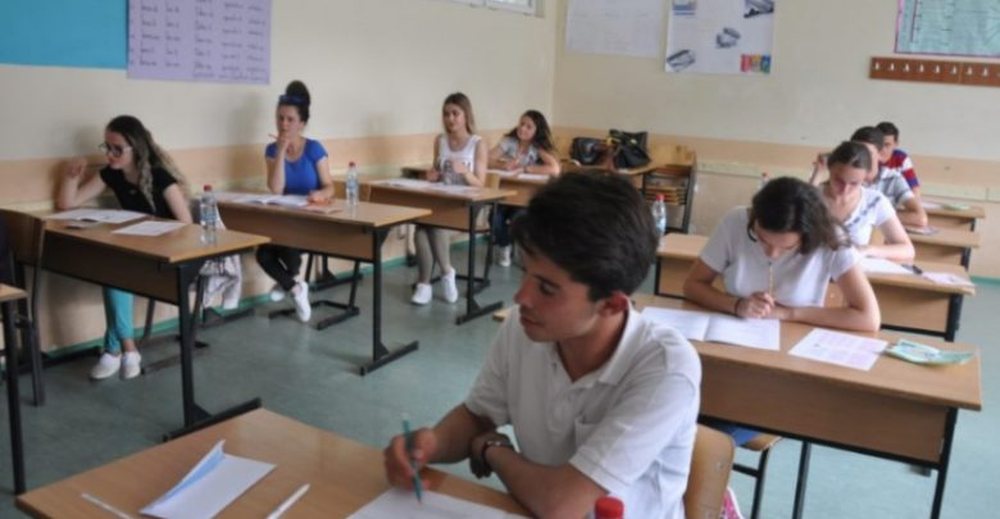 Zhvillohet provimi i par&euml; i Matur&euml;s Shtet&euml;rore, rreth 33