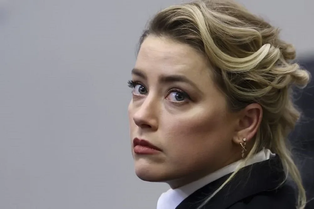 Amber Heard &euml;sht&euml; p&euml;rballur me nj&euml; sulm abuzimi dhe talljeje