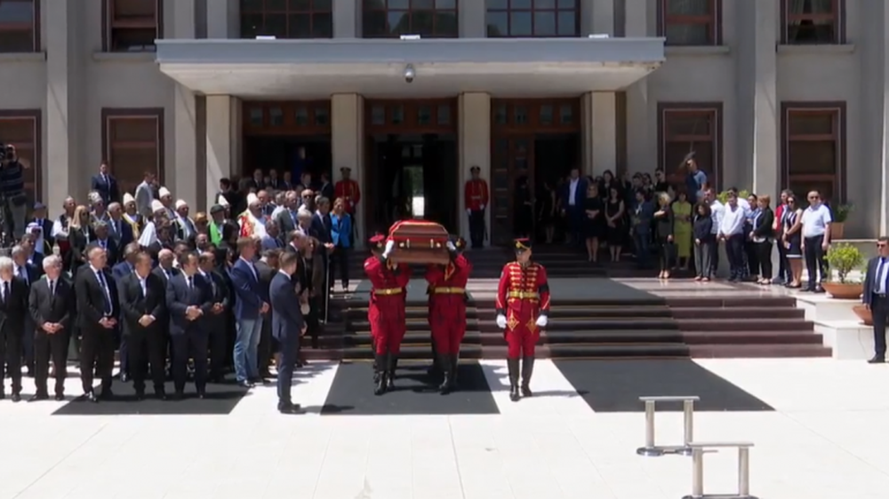 Mbyllen homazhet n&euml; nderim t&euml; ish-presidentit Nishani, arkmorti niset