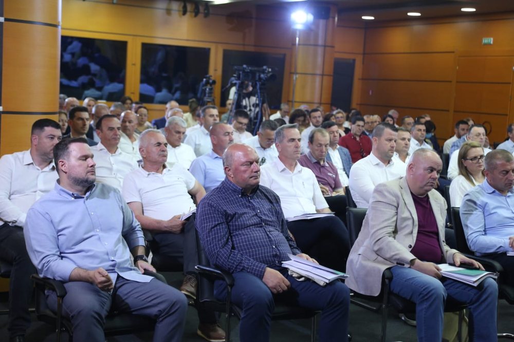 Takimi me dyer t&euml; mbyllura, zbardhet pse Rama k&euml;rc&euml;noi