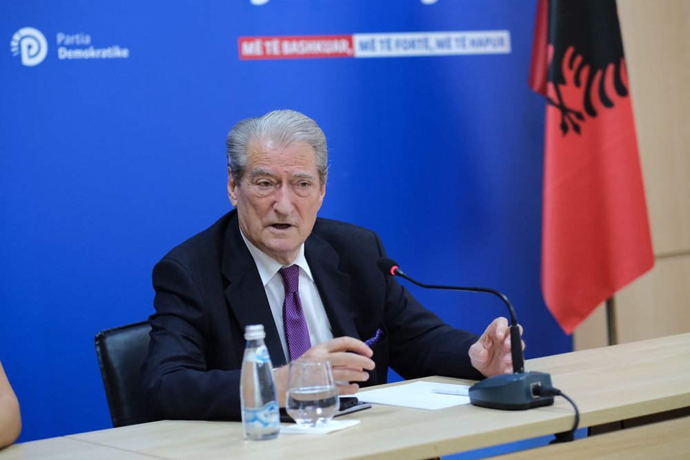 Harta e re gjyq&euml;sore/ Berisha reagon ashp&euml;r: Shkelje e r&euml;nd&euml;