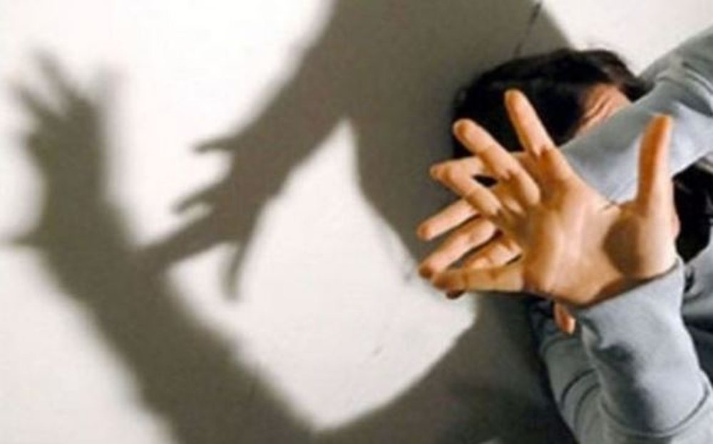 Theu urdhrin e mbrojtjes dhe dhunoi ish-bashk&euml;shorten, arrestohet