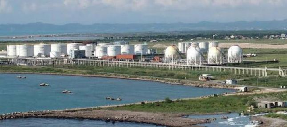 Shp&euml;rthime n&euml; fabrik&euml;n e gazit n&euml; Porto Romano, evakuohen