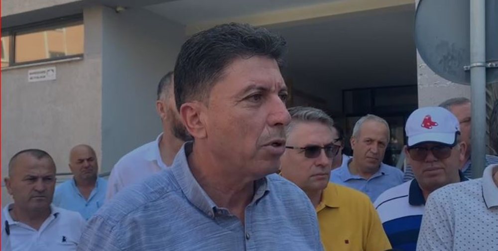 Protest&euml; kund&euml;r hart&euml;s s&euml; re gjyq&euml;sore, avokat&euml;t e
