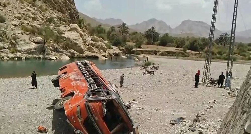 Aksidentohet autobusi me pasagjer&euml; n&euml; Pakistan, 19 viktima dhe 12