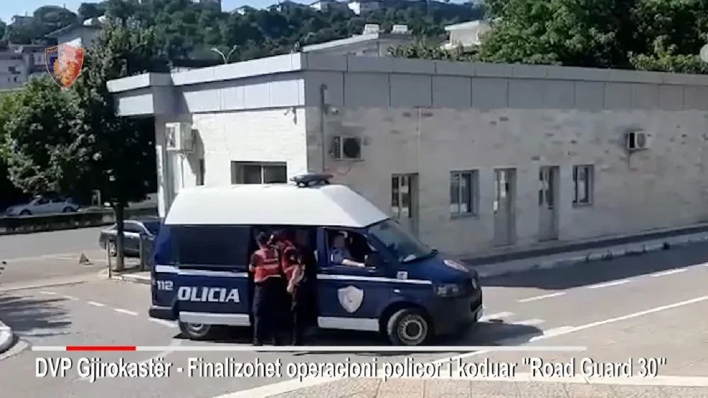 Mori para nga emigrant&euml;t p&euml;r t&rsquo;i kaluar n&euml; kufi, arrestohet
