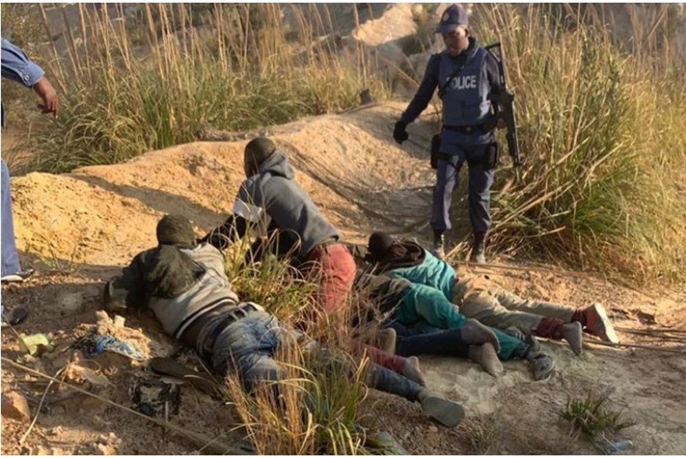 FOTO/ Po xhironin nj&euml; videoklip, 8 modele p&euml;rdhunohen nga 17 burra