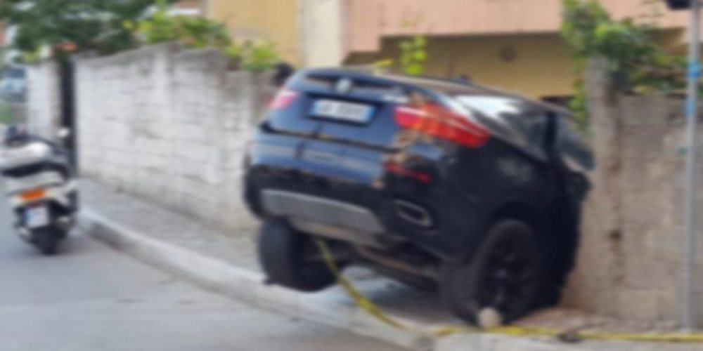 Shoferi humb kontrollin dhe hyn n&euml; oborrin e nj&euml; banese, p&euml;rplas