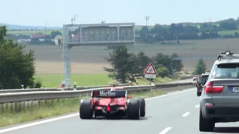 VIDEO/ Nj&euml; Ferrari i Formula 1 n&euml; autostrad&euml; b&euml;n l&euml;msh