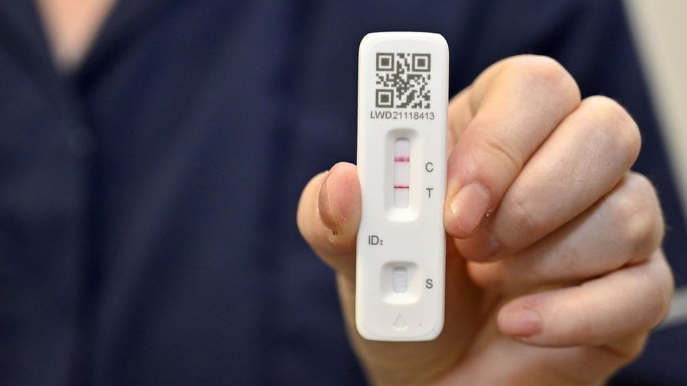 36-vje&ccedil;ari italian del pozitiv nj&euml;koh&euml;sisht me HIV, Covid dhe