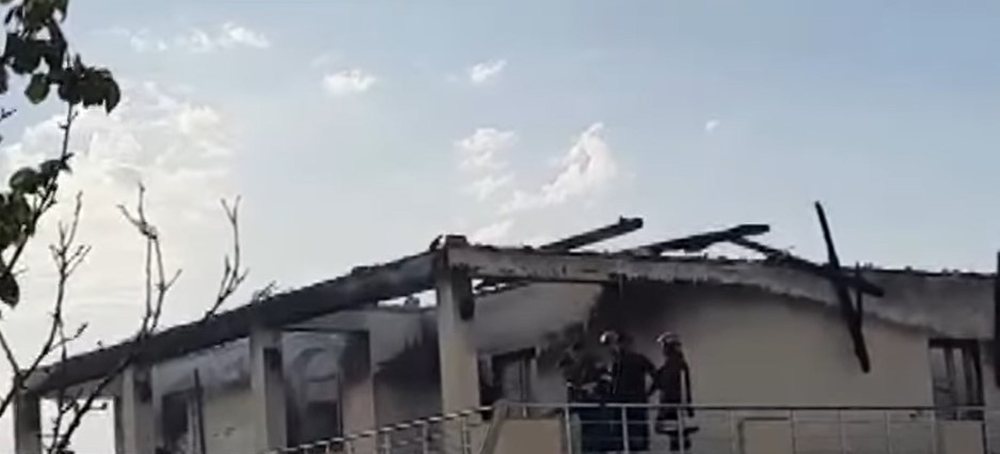 Dimal, rrufeja shkrumbon banes&euml;n dy kat&euml;she