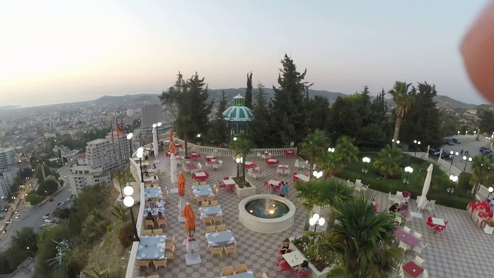 Bie nga shkall&euml;t e Kuzum Baba-s&euml;, humb jet&euml;n 40-vje&ccedil;ari