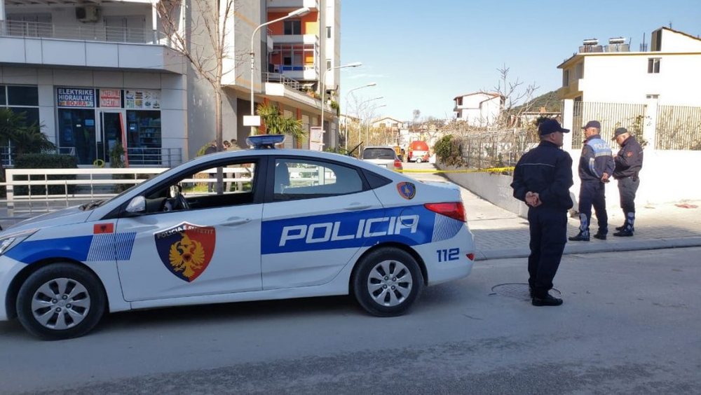 Q&euml;lloi me armē makin&euml;n e autor&euml;ve pasi i vranē shokun,