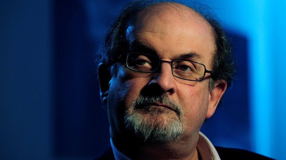 Pas sulmit me thik&euml;, Salman Rushdie jasht&euml; rrezikut p&euml;r