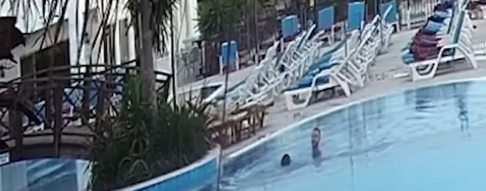 Del VIDEO/ Pamjet trondit&euml;se t&euml; 25-vje&ccedil;ares q&euml; rrezikoi