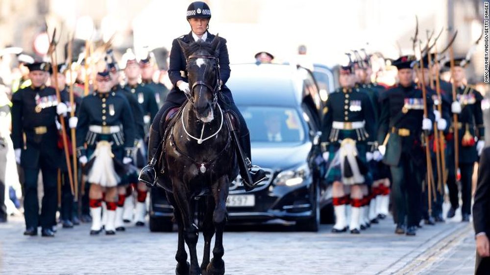 Funerali i Elizabet&euml;s/ Lider&euml;t bot&euml;ror&euml; nd&euml;rrojn&euml;