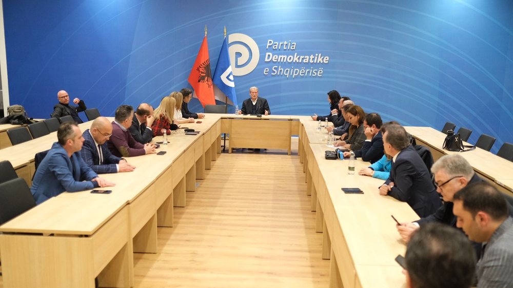 Zbardhet arsyeja/ Berisha mbledh t&euml; m&euml;rkur&euml;n deputet&euml;t e tij