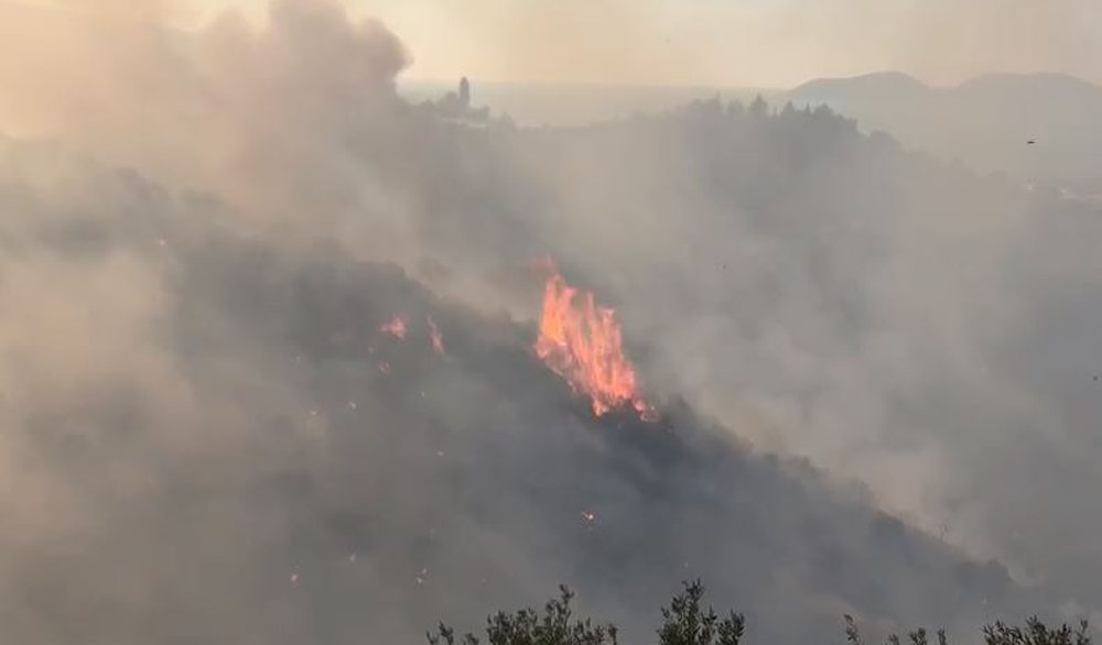 Zjarr n&euml; Pogradec, d&euml;mtohen varrezat