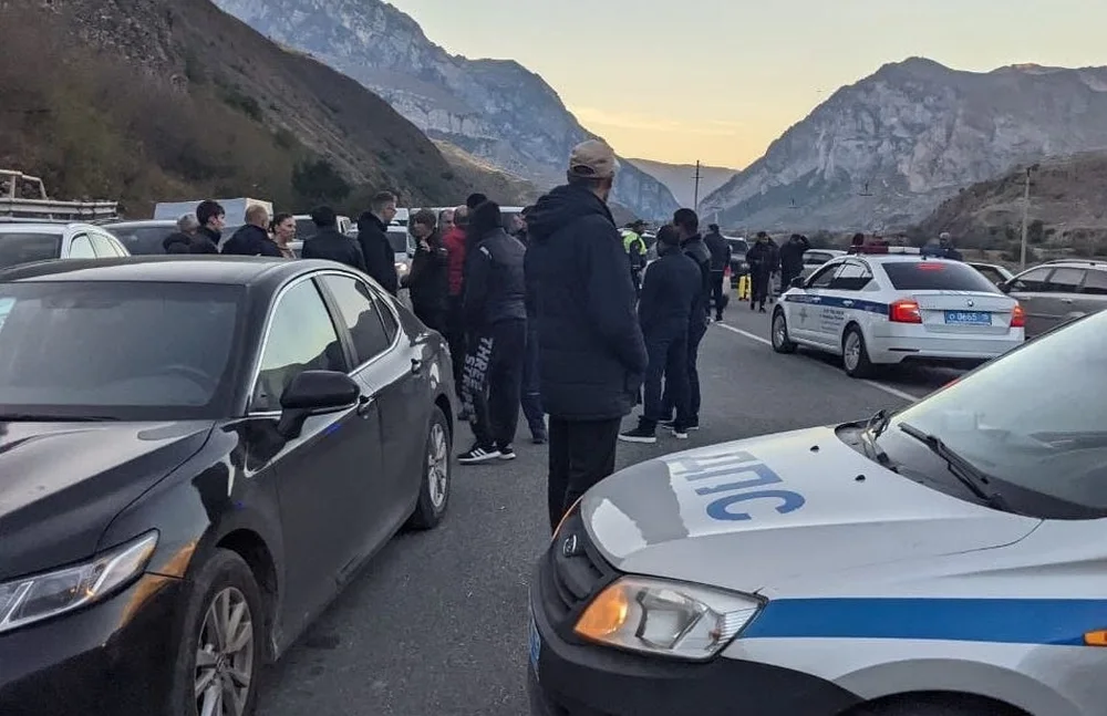 Rus&euml;t largohen pas thirrjes p&euml;r mobilizim, Putin gjen