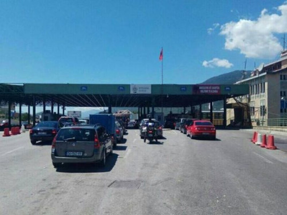 Fluks masiv n&euml; pik&euml;n kufitare t&euml; Qaf&euml; Than&euml;s