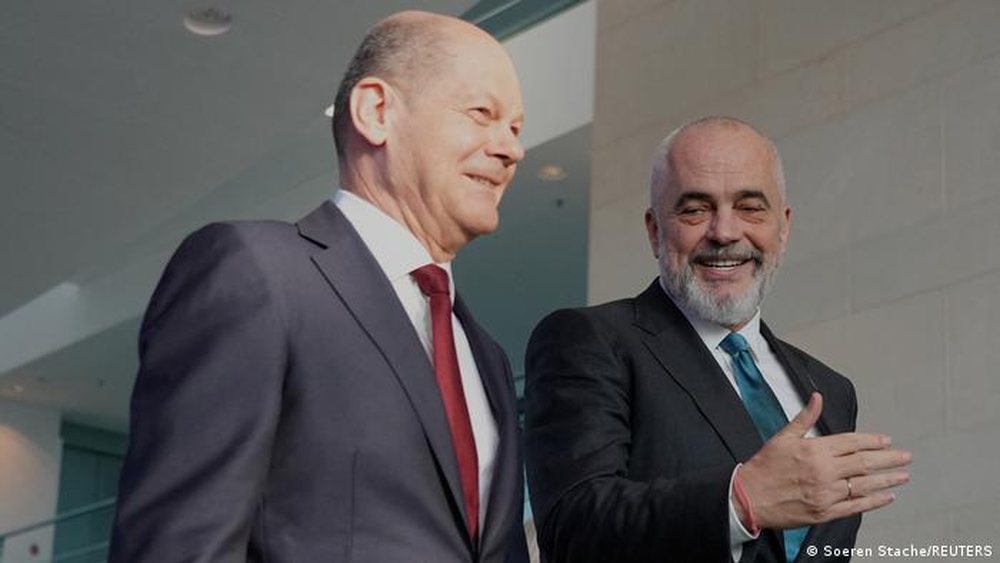 Rama: Momenti i &ccedil;uditsh&euml;m kur takova Scholtz pasi iku Merkel