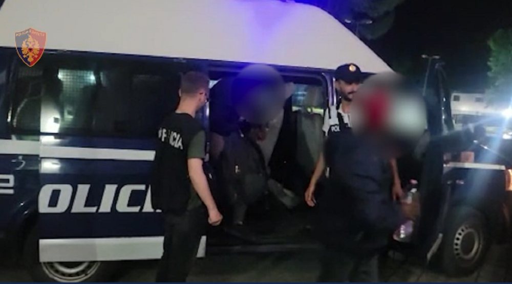 Me 5 klandestin&euml; n&euml; furgon, policia i b&euml;n shenj&euml; t&euml;