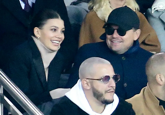 Leonardo DiCaprio dhe Camilla Morrone gjatë një ndeshje 