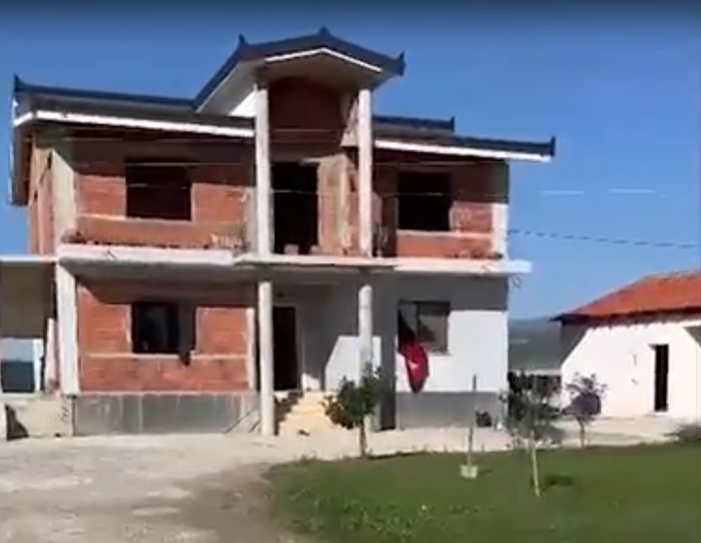 Mbushi sht&euml;pin&euml; me l&euml;nd&euml; narkotike e municione, arrestohet