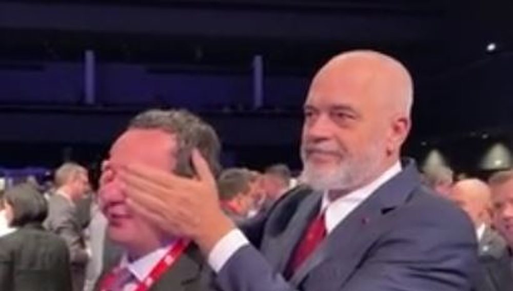 Videoja virale/ Pse Edi arrin ta skuq&euml; gjithmon&euml; Albinin