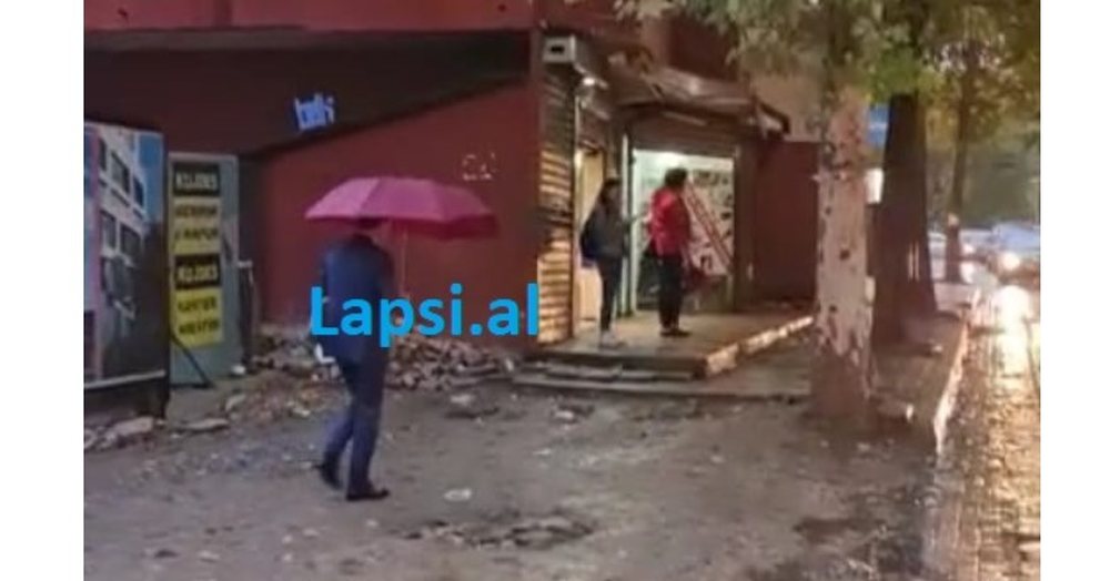 FOTO LAJM/ "Don Aga&ccedil;io" me dosje n&euml; dor&euml; duke
