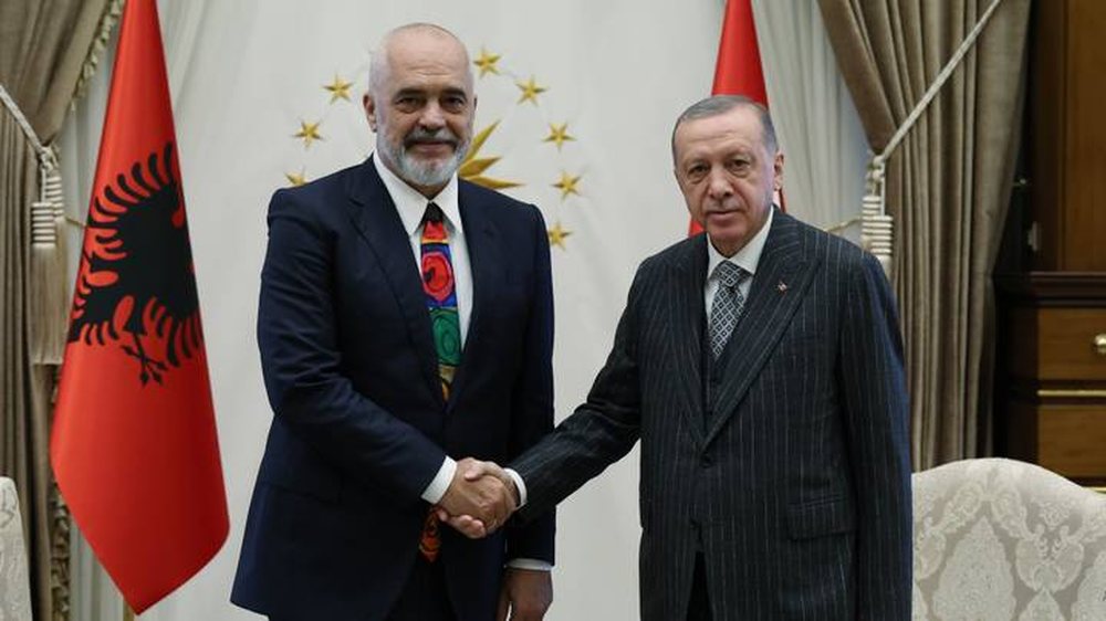 Rama me Erdogan, pasi i vuri drynin kolegjit turk n&euml; Tiran&euml;