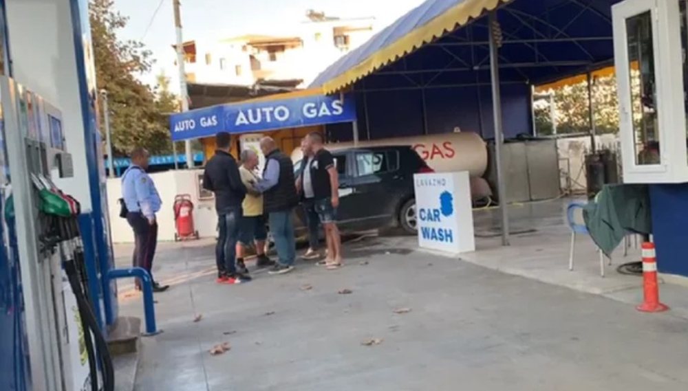 Sherri me shkopa bejsbolli n&euml; Ksamil, ndalohen 6 persona