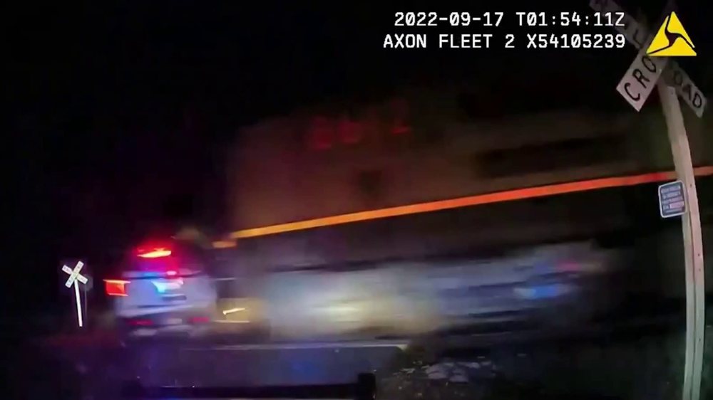 Treni godet makin&euml;n e policis&euml;, shp&euml;ton 20-vje&ccedil;arja