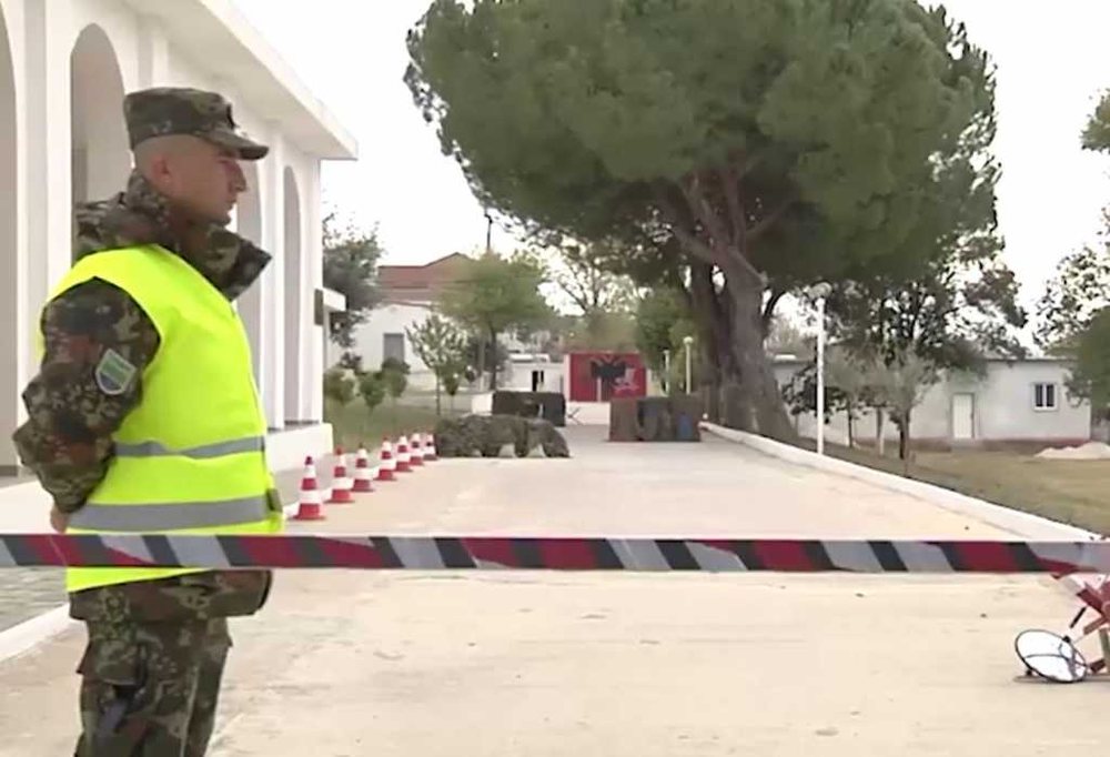 &ldquo;Spiuni&rdquo; &ccedil;ek me parashut&euml; alarmon repartin ushtarak