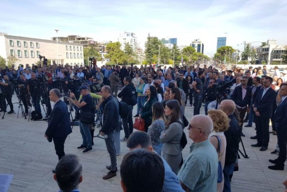 Votimi i buxhetit, pedagog&euml;t n&euml; protest&euml; para Parlamentit