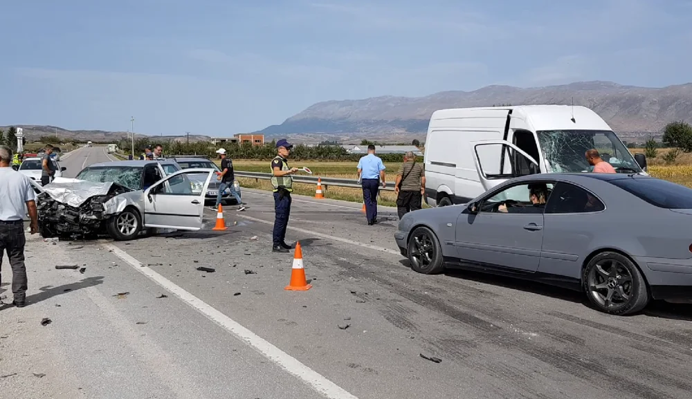 Aksident n&euml; Maliq/ Mjeti del nga rruga, plagoset 27-vje&ccedil;ari