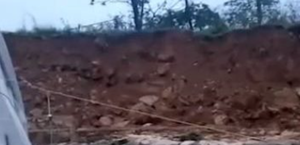 Moti i keq/ Shembet muri mbajt&euml;s pran&euml; nj&euml; banese n&euml;