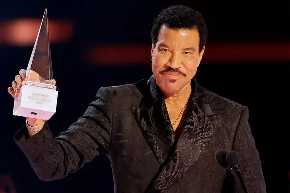Lionel Richie merr &ccedil;mimin 'AMA Icon Award'