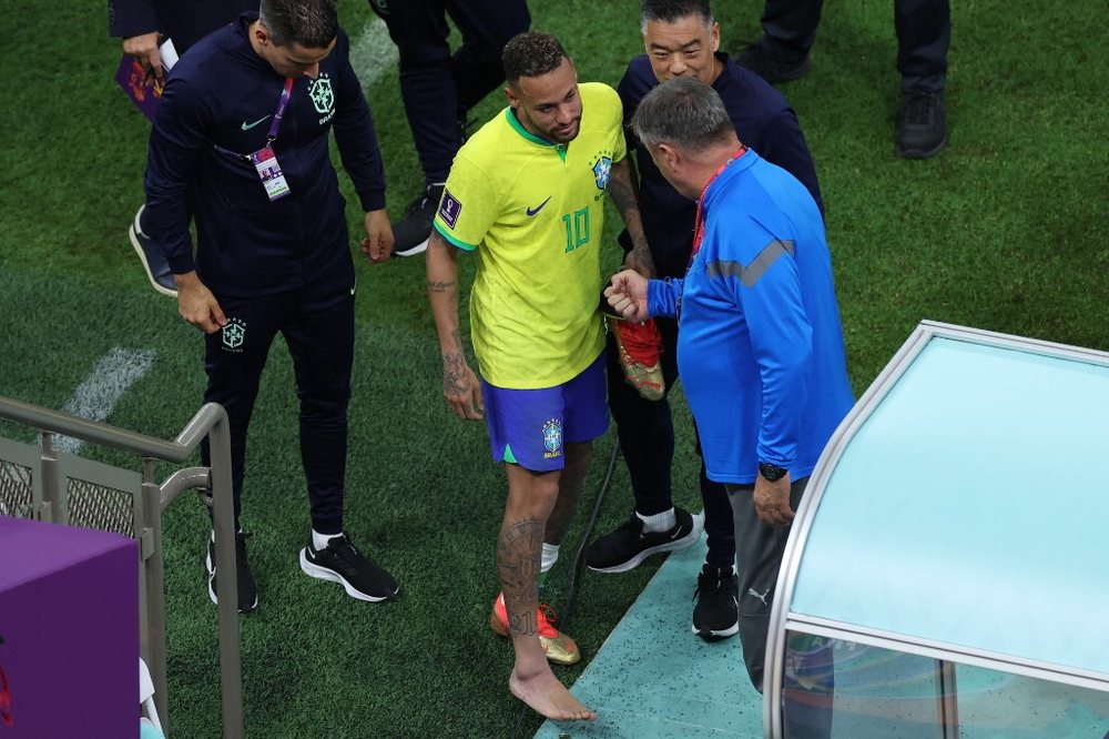 Kavilja e enjtur e Neymar dhe lot&euml;t n&euml; pankin&euml; trondit&euml;n