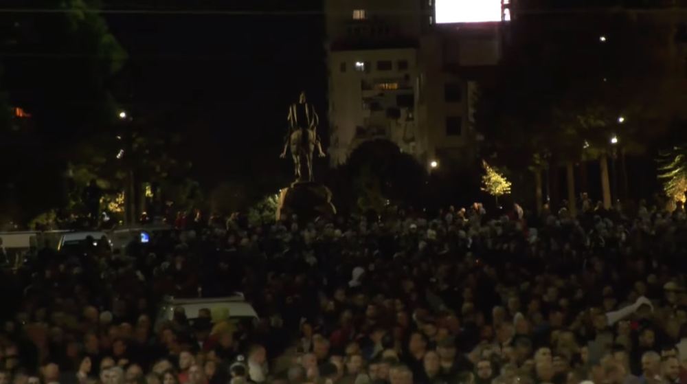 Protesta me p&euml;rmasa gjigante, turma deri tek Sheshi Sk&euml;nd&euml;rbej