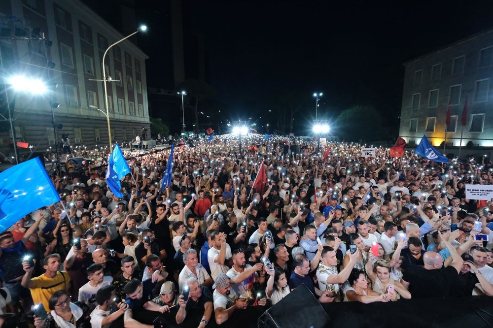 Protesta e opozit&euml;s, policia njofton rrug&euml;t q&euml; bllokohen