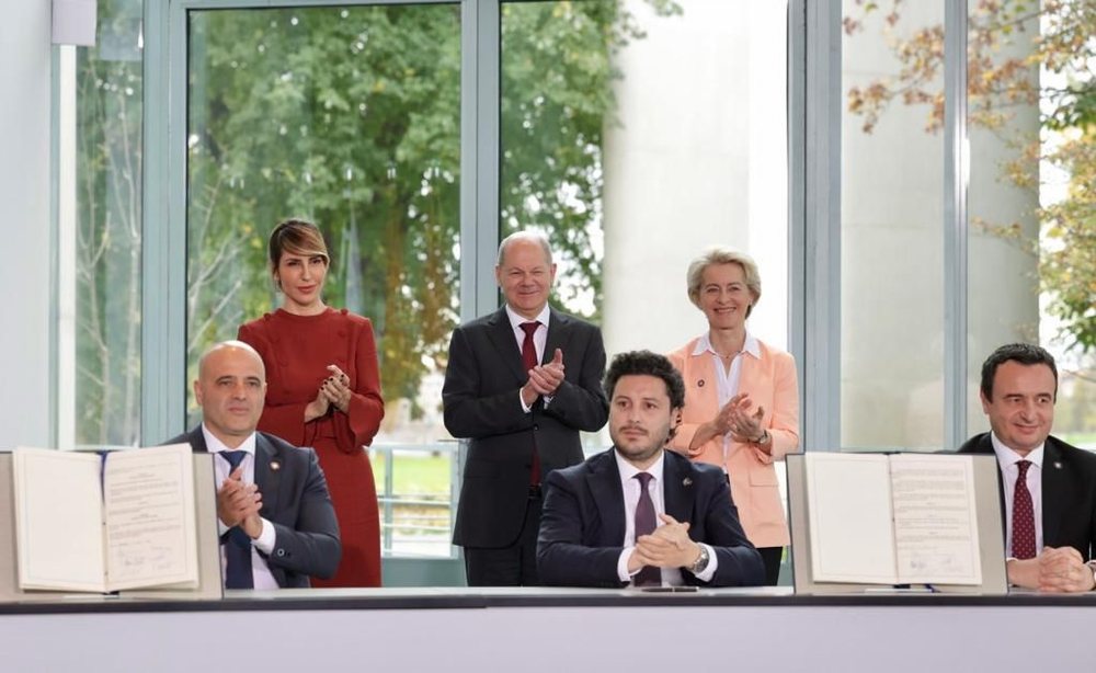 Procesi i Berlinit, Bregu: Tre marr&euml;veshje t&euml; r&euml;nd&euml;sishme