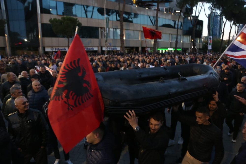 Protestuesit n&euml; kor: Edi Rama o hajdut, boll vodhe shko n&euml; burg