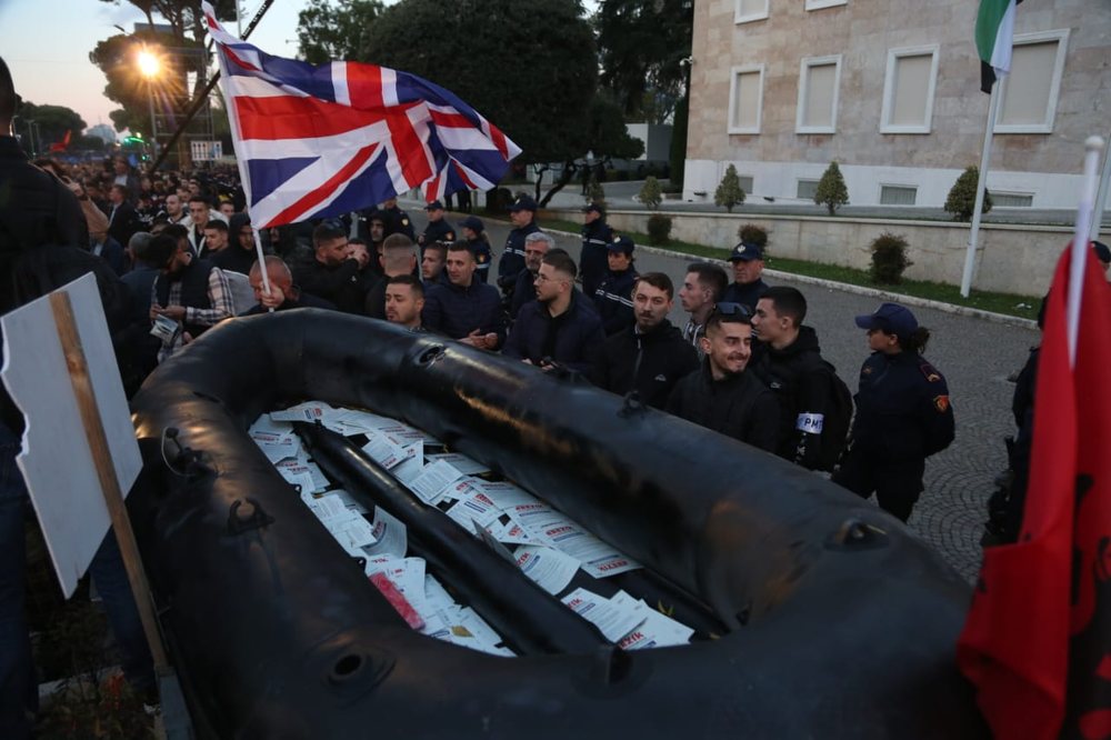 Rr&euml;fimi i studentit n&euml; protest&euml;: Shok&euml;t m&rsquo;i mori