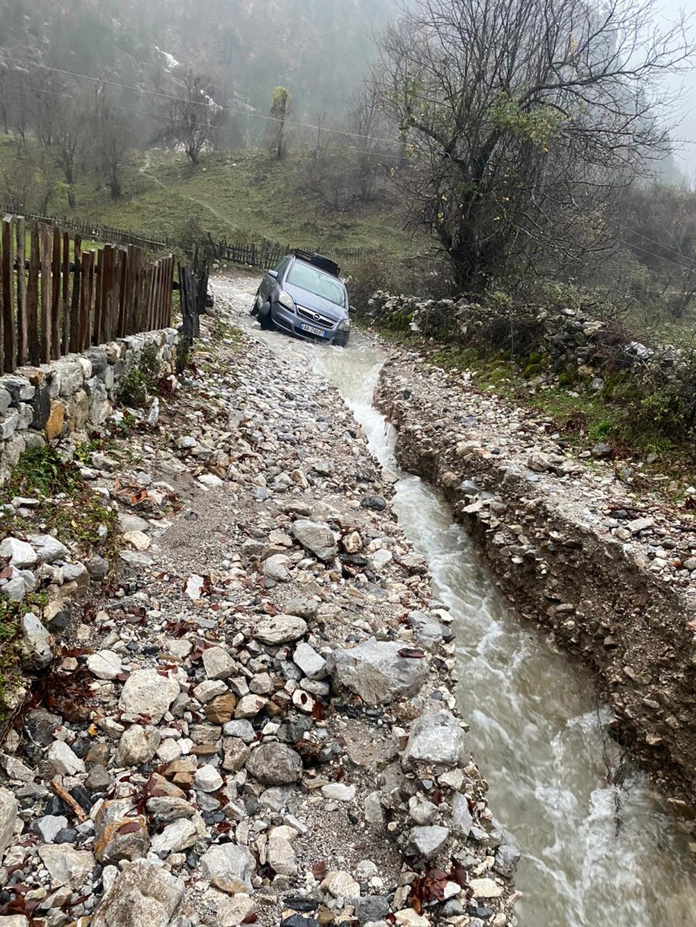 Shkod&euml;r/ Del nga shtrati lumi Gjad&euml;r e p&euml;rroi Glin&euml;, toka