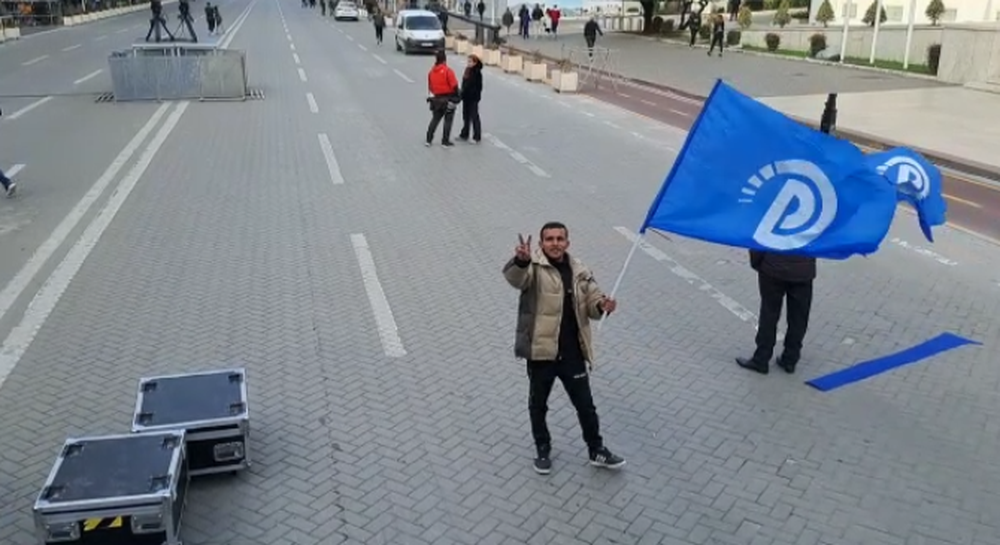 1 or&euml; para protest&euml;s, situata n&euml; bulevard e qet&euml;