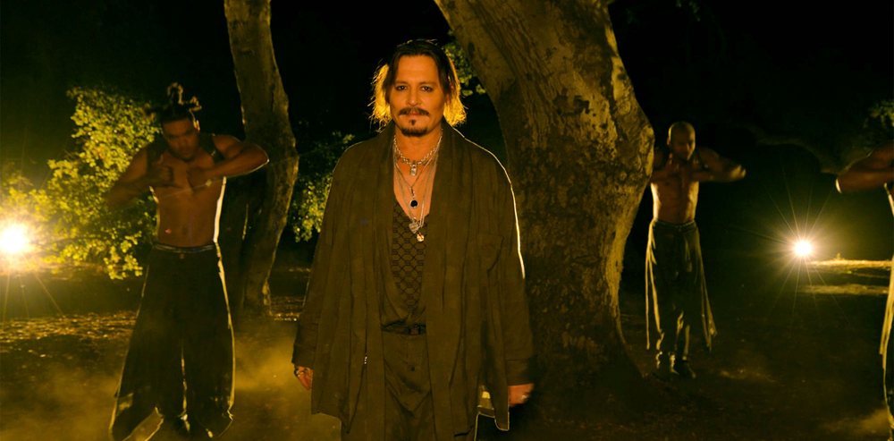 Johnny Depp reagon pas pjes&euml;marrjes n&euml; shfaqjen e Rihanna-s
