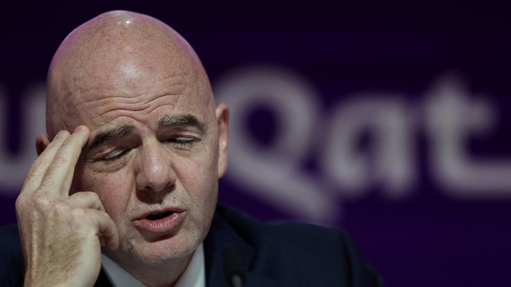 Shtypi bot&euml;ror b&euml;n "leck&euml;" presidentin Infantino pas