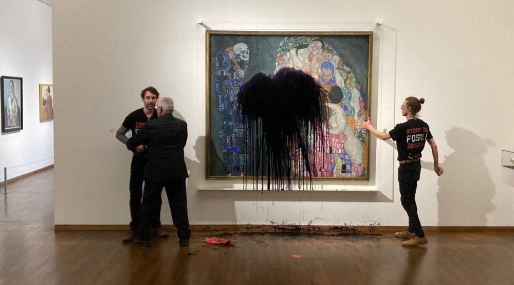 VIDEO/ Sulmohet me boj&euml; piktura e Gustav Klimt n&euml; Vjen&euml;