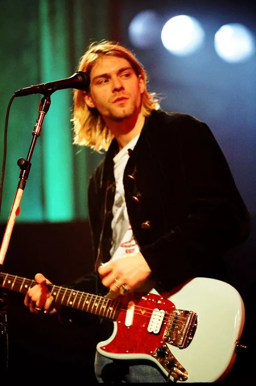 Shitet n&euml; ankand kitara e Kurt Cobain